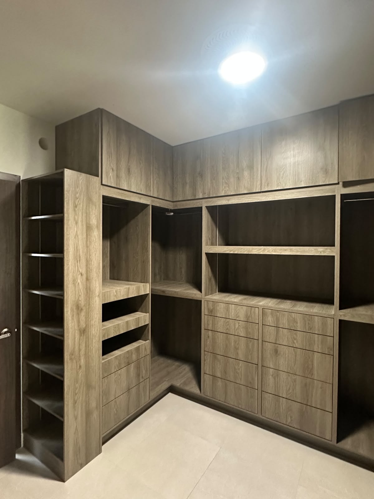 Closet terminado por Lux Interiores